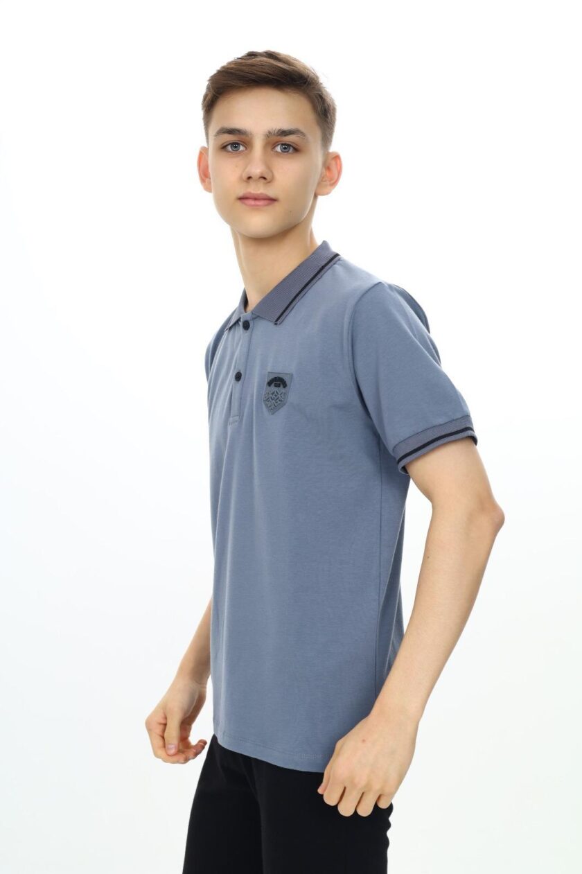 T-shirt polo dla chłopca z naszywką-4704 - obrazek 2